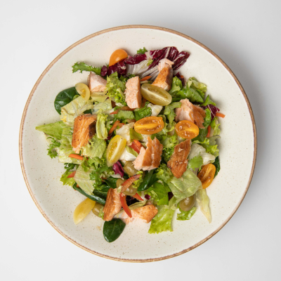 Salata sa grilovanim lososom | Ángulo Gastro Pub